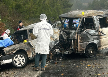 Minibüs ile çarpışan otomobil alev aldı; 1 ölü, 3 yaralı