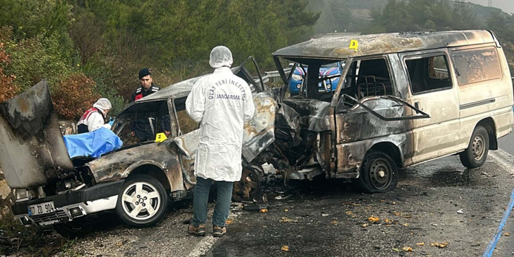 Minibüs ile çarpışan otomobil alev aldı; 1 ölü, 3 yaralı