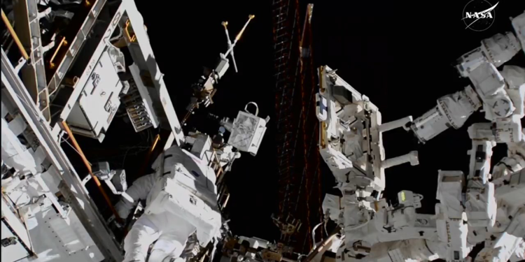 NASA astronotundan, 7 ay sonra ilk uzay yürüyüşü