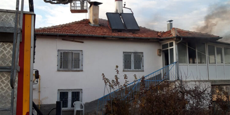 Neşet Ertaş'ın kız kardeşinin evi yandı