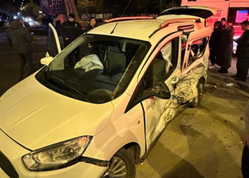 Nevşehir'de hafif ticari araç ile otomobil çarpıştı: 9 yaralı