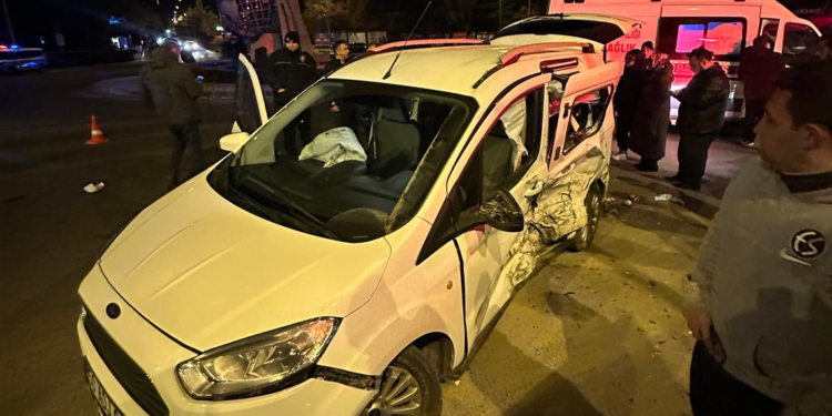 Nevşehir'de hafif ticari araç ile otomobil çarpıştı: 9 yaralı