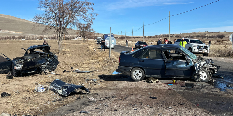 Nevşehir'de otomobiller çarpıştı; baba ile oğlu öldü, 4 yaralı