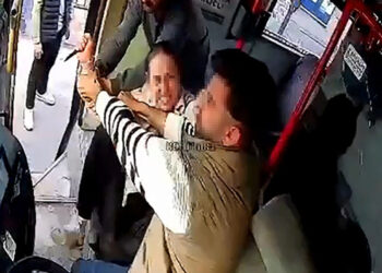 Oğlunu göstermeyen eşine otobüs direksiyonunda biber gazı sıktı