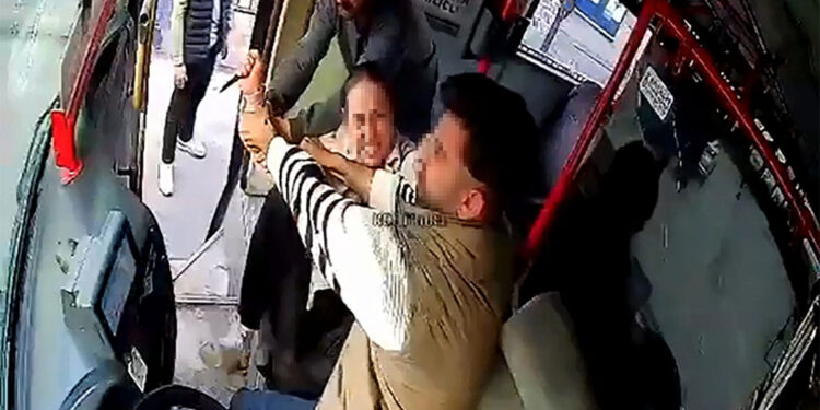 Oğlunu göstermeyen eşine otobüs direksiyonunda biber gazı sıktı