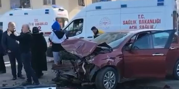 Batman'da otomobil ile öğrencileri taşıyan minibüs çarpıştı