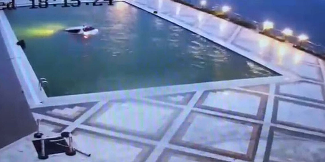 İzmir'de yaşayan Devrim Demir (54), iş görüşmesi için gittiği Bodrum'da otomobiliyle bir otelin havuzuna düştü.