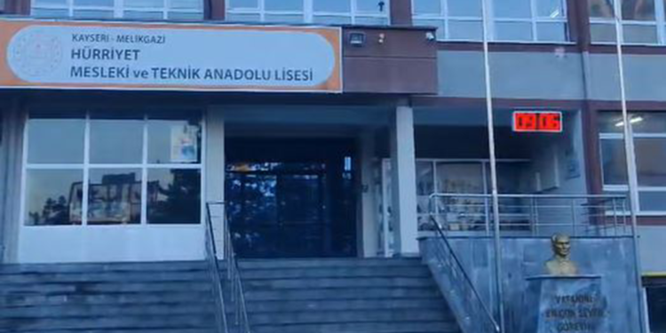 Okul hoparlöründe Ferdi Tayfur şarkısı