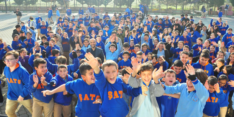 Okul radyosunda Ferdi Tayfur'un şarkıları çalındı