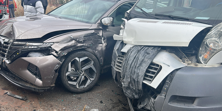 Okul servis minibüsü ile cip çarpıştı: 4 yaralı