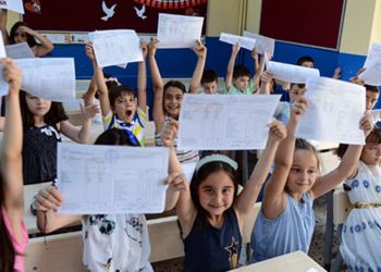 Okullarda karne heyecanı: 20 milyon öğrenci yarıyıl tatiline girdi
