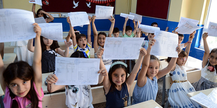 Okullarda karne heyecanı: 20 milyon öğrenci yarıyıl tatiline girdi