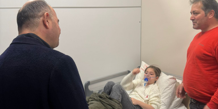 Olimpik yüzme havuzunda fenalaşan 54'ü çocuk 60 kişi, tedaviye alındı