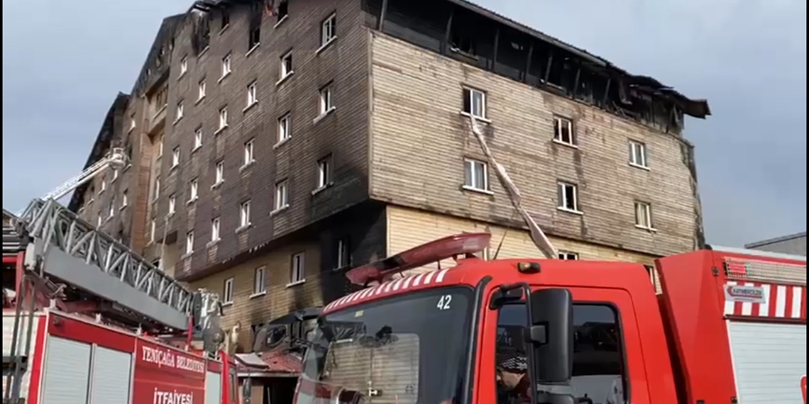Otel yangınında çarşafları birbirine bağlayıp, 11 kişiyi kurtardı