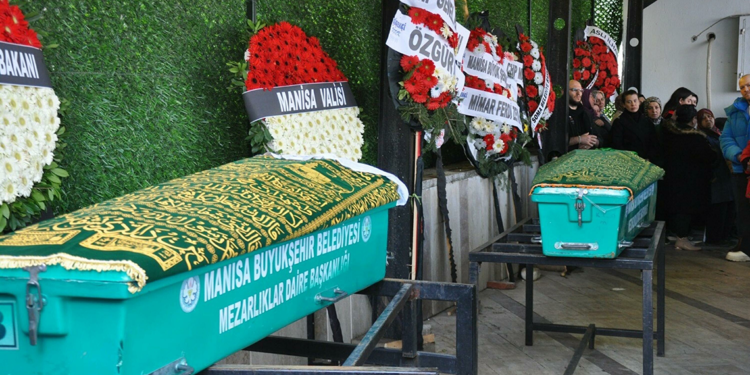 Otel yangınında hayatını kaybeden öğretim görevlisi ile kızı toprağa verildi