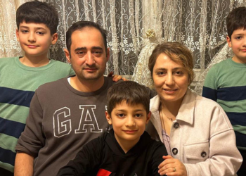 Otel yangınında ölen Vedat, ikizinin yanında toprağa verildi
