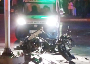 Otomobille çarpışan motosikletin sürücüsü kurye öldü