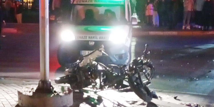 Otomobille çarpışan motosikletin sürücüsü kurye öldü