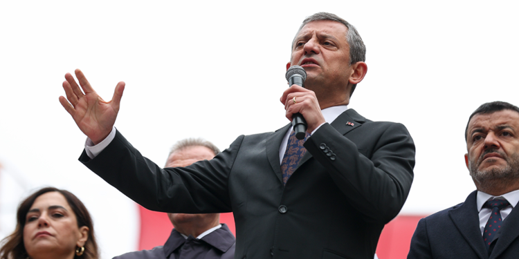 Özgür Özel, Beşiktaş Belediyesi Halk Buluşması'na katıldı