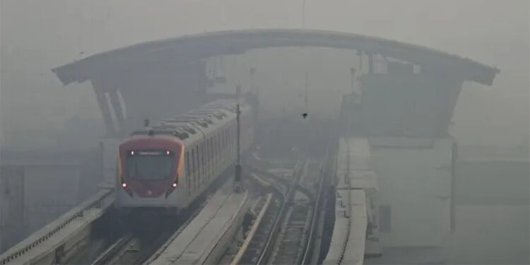 Pakistan'da sis nedeniyle çok sayıda uçuş ertelendi