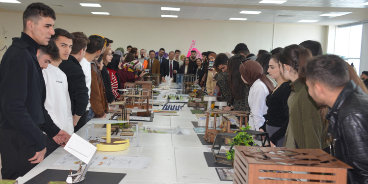 Peyzaj mimarlığı öğrencileri, tasarladıkları modüler bankları sergiledi