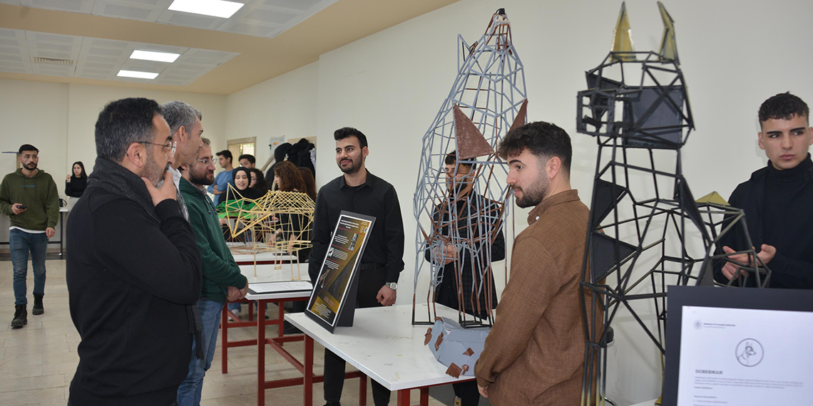 Peyzaj mimarlığı öğrencileri, tasarladıkları modüler bankları sergiledi