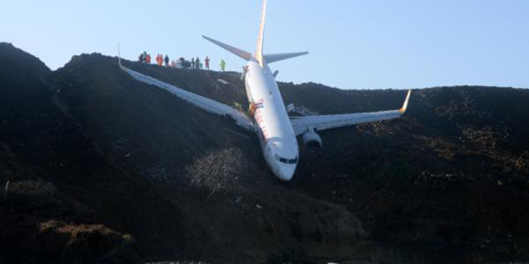 Pistten çıkıp, deniz kenarında duran uçağın davası düştü