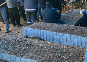 Polis memurunun öldürdüğü 5 yakını, yan yana toprağa verildi