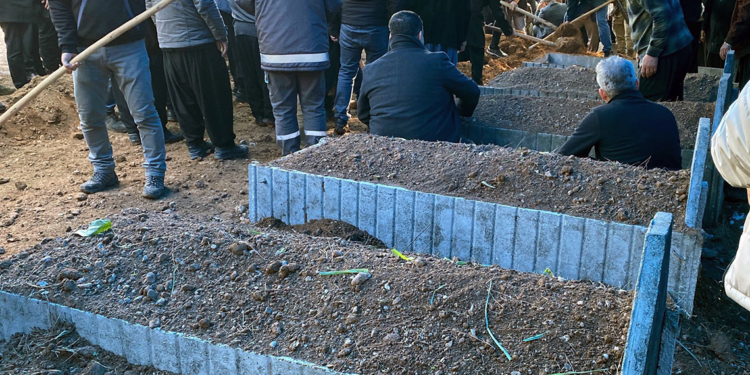 Polis memurunun öldürdüğü 5 yakını, yan yana toprağa verildi