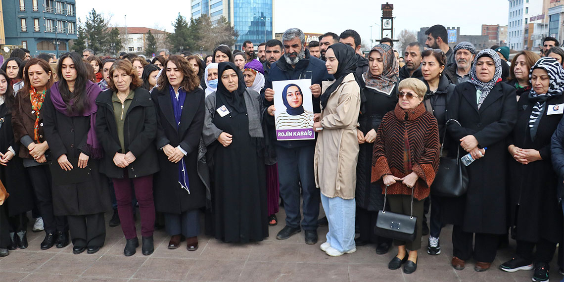 Van'da kaybolduktan 18 gün sonra cansız bedeni bulunan üniversite öğrencisi Rojin Kabaiş'in (21) babası Nizamettin Kabaiş, "Çektiğim videoları izliyorum, fotoğraflara bakıyorum, gece gündüz aklımdan çıkmıyor, ağlıyorum. İçim yanıyor. Rojin için adalet istiyorum" dedi.