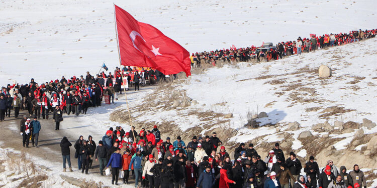 Donarak şehit olan binlerce Mehmetçik için yürüyüş başladı