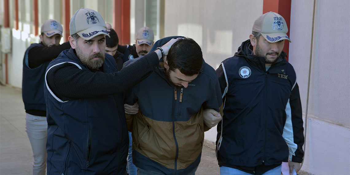 Adana'da savaş mağdurlarına yardım bahanesiyle topladıkları paraları, terör örgütü DEAŞ'a aktardıkları belirlenen M.E.K. (27) ile A.İ. (33) yakalandı.