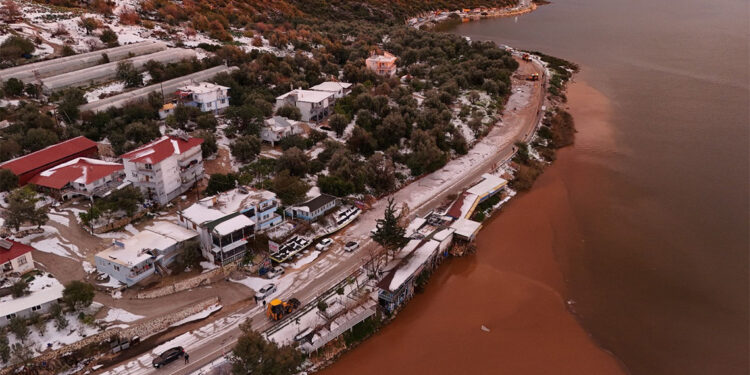 Şiddetli dolu ve yağmur sele neden oldu
