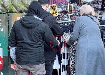 Simitçi ve esnaf gibi davranıp olaylara müdahale ediyorlar