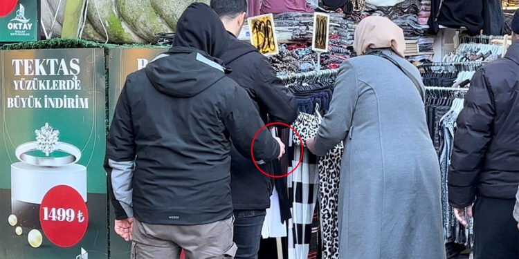 Simitçi ve esnaf gibi davranıp olaylara müdahale ediyorlar