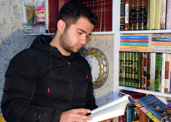 Saat atölyesini kütüphaneye dönüştürdü