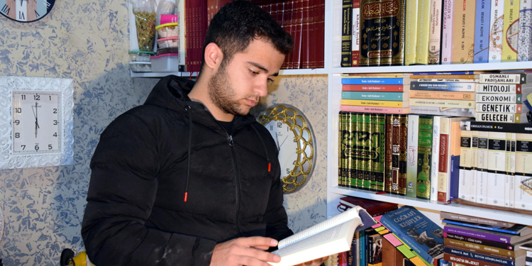 Saat atölyesini kütüphaneye dönüştürdü