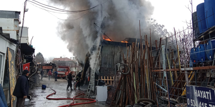 Samsun'da hurda dükkanında yangın