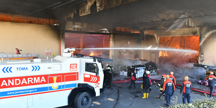 Şanlıurfa'da tekstil fabrikasında çıkan yangın, kontrol altında