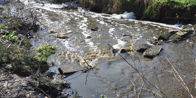 Saranlı Deresi'nin rengi değişti, kötü koku yayıldı