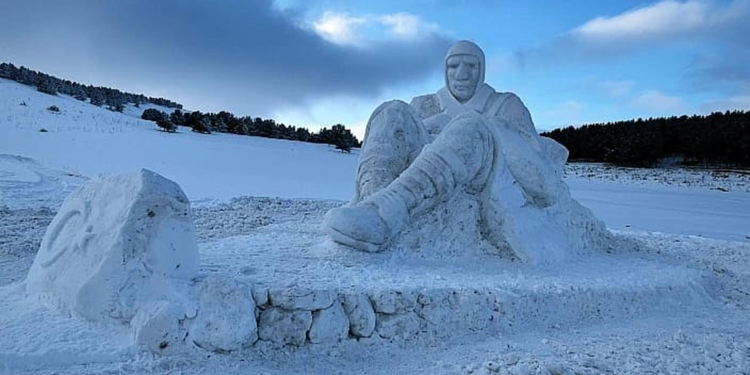 Sarıkamış'ta kardan heykellerin yapımına başlandı