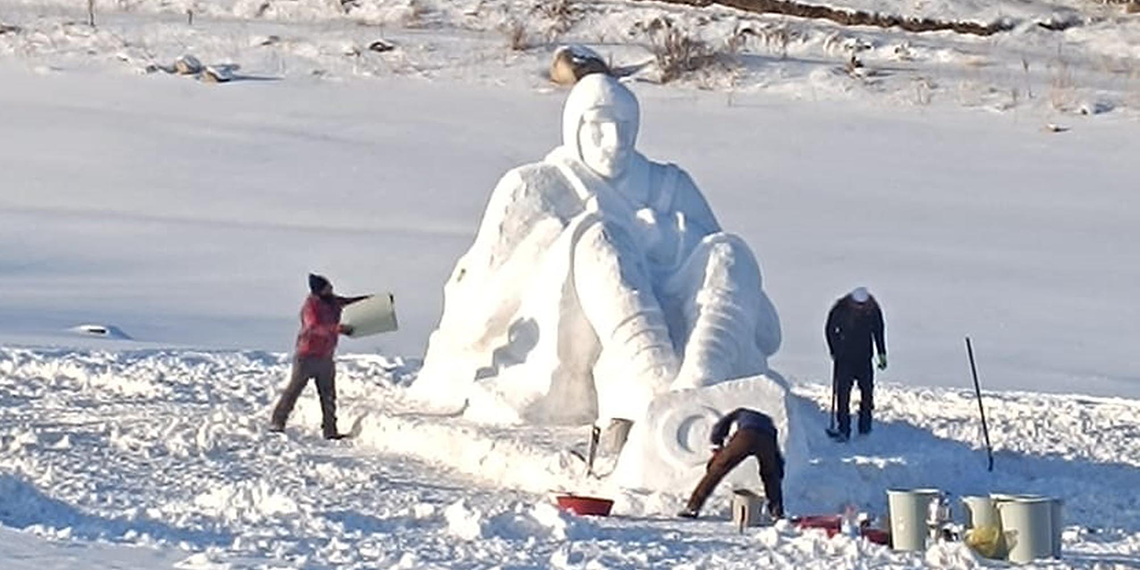 Sarıkamış'ta kardan heykellerin yapımına başlandı