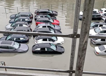 Sarıyer'i sağanak vurdu: Otoparktaki sıfır araçlar su içinde kaldı