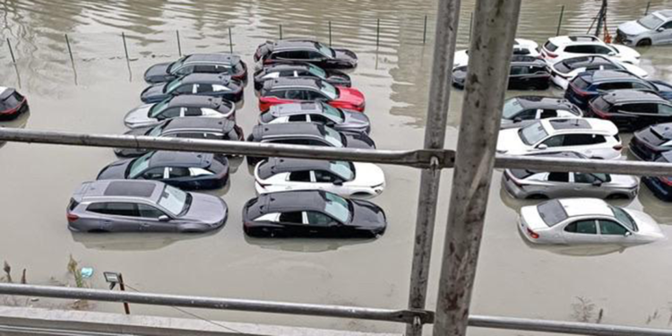 Sarıyer'i sağanak vurdu: Otoparktaki sıfır araçlar su içinde kaldı