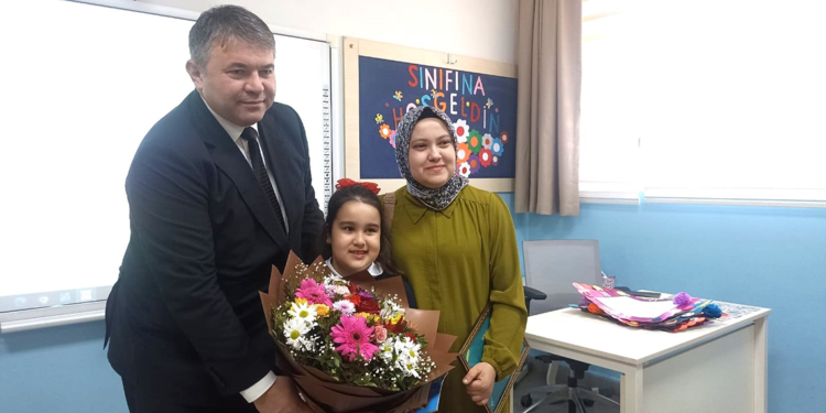 Şehit kızının ilk karne heyecanı