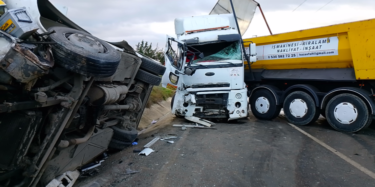 Silivri'de hafriyat kamyonuyla öğrenci servisi çarpıştı: 3 kişi yaralandı
