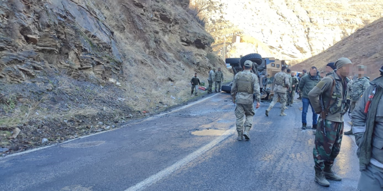Şırnak'ta askeri araç devrildi; 2 asker yaralandı