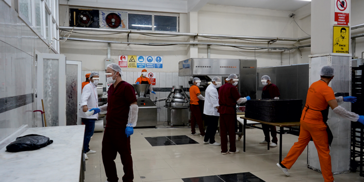 Şırnak'ta hükümlüler, kendi ekmeğini üretiyor