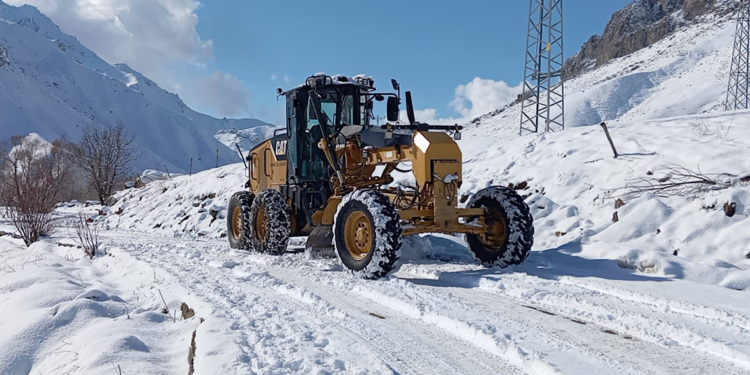 Şırnak'ta kardan kapanan 9 köy yolu ulaşıma açıldı