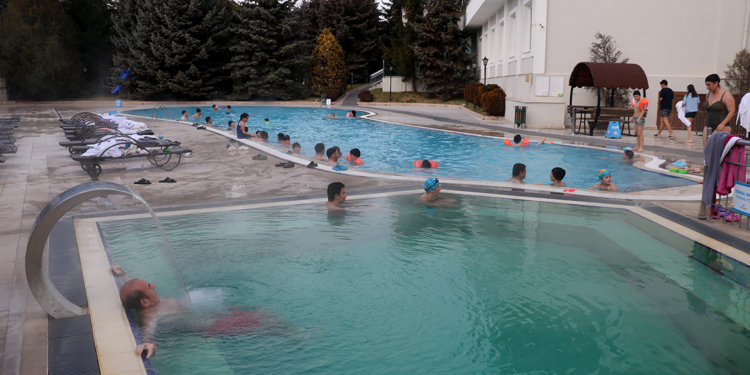 Soğuk havada 40 derecelik termal havuzda kış tatili
